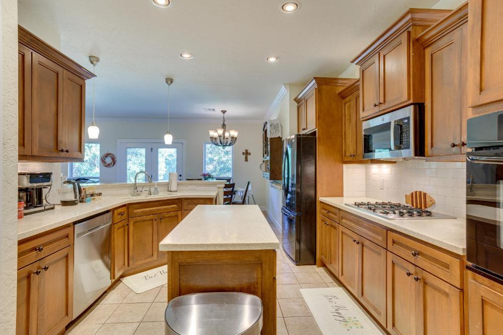Quaint Noble Home 6 Mi to University of Oklahoma!